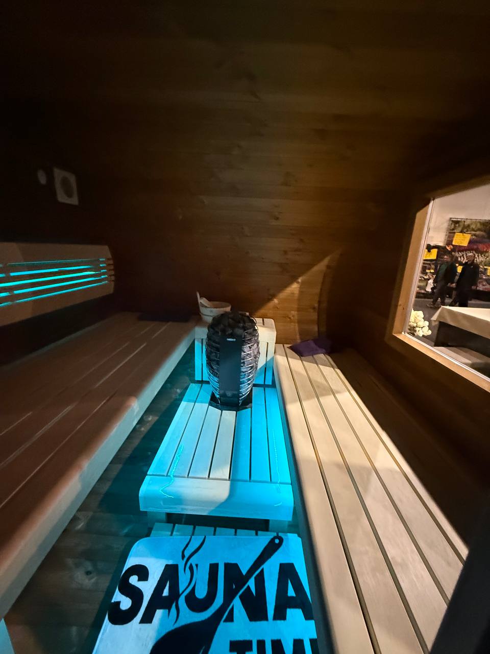 Fasssauna mit moderner Steuerung und LED-Beleuchtung